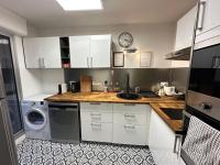 Kuchnia lub aneks kuchenny w obiekcie Cosy Duplex avec Parking à Paris 19 by immo kit bnb