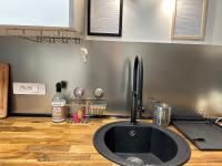 Kuchnia lub aneks kuchenny w obiekcie Cosy Duplex avec Parking à Paris 19 by immo kit bnb