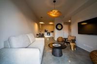 ein Wohnzimmer mit einer Couch und einem Tisch in der Unterkunft Sun City - By Harim in Eilat