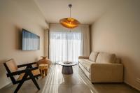 ein Wohnzimmer mit einer Couch und einem Tisch in der Unterkunft Sun City - By Harim in Eilat