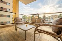 Ein Balkon oder eine Terrasse in der Unterkunft Sun City - By Harim