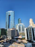 Blick auf eine Stadt mit hohen Gebäuden in der Unterkunft STUDIO ONE Stunning Marina View - TIE Hotels &amp; Resorts in Dubai