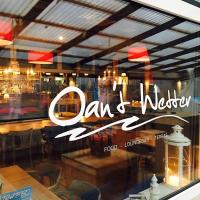 een bord in het raam van een restaurant bij CHALET36 in GROU in Grou