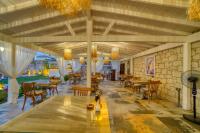 een restaurant met tafels en stoelen in een kamer bij Zaena Hotel Alaçatı in Alacati