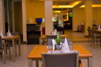 restauracja ze stołami i krzesłami z rośliną w obiekcie Solo Hites Hotel w mieście Masaka