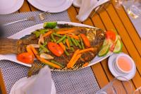 talerz żywności z rybami i warzywami w obiekcie Solo Hites Hotel w mieście Masaka