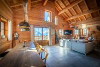 Televízia a/alebo spoločenská miestnosť v ubytovaní La Boutame : chalet au pied des pistes à Villard Reculas