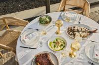 Royal Hideaway Corales Villas في أديخي: طاولة بيضاء عليها صحون طعام