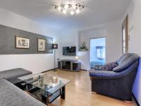 Televízia a/alebo spoločenská miestnosť v ubytovaní Apartment Rustica by Interhome