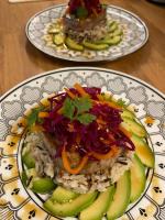 twee borden met rijst en groenten op tafel bij L'Auberge du Ranc in Saint-Sèbastien