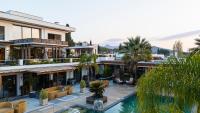 Una vista aérea de un hotel con piscina. en Bodrum Villa Dei Pini, en Bodrum City