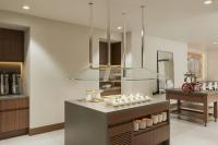 Kuchyň nebo kuchyňský kout v ubytování AC Hotel by Marriott Old Montreal