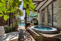 Bazén v ubytování Boutique Hotel Marco Polo nebo v jeho okolí