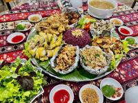 Una mesa con un plato de comida sobre una mesa. en Mế farmstay, en Cao Bằng