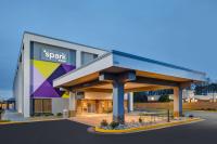 un gran edificio con un cartel de parque en Spark By Hilton Jackson Ridgeland, en Jackson