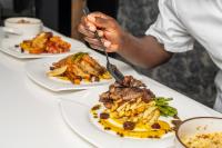 哈拉雷The Manor House的吃餐桌上的食物的人