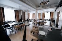 a dining room with tables and chairs and windows at Mounthree in Pʼambak