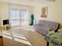Telewizja i/lub zestaw kina domowego w obiekcie Appartement F2 avec Terrasse et Parking, Proche Cures et Centre-ville - Amélie-les-Bains - FR-1-703-142