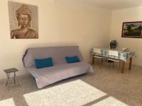 Część wypoczynkowa w obiekcie Appartement F2 avec Terrasse et Parking, Proche Cures et Centre-ville - Amélie-les-Bains - FR-1-703-142