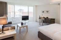 The Mandala Berlin, a Member of Design Hotelsにあるテレビまたはエンターテインメントセンター