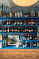 un estante lleno de botellas de alcohol en Elide Design Hotel, en Asís