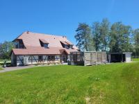 Una casa con un gran campo de césped delante de ella. en L'auberge du canal, en Brebotte