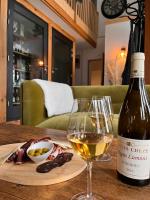 una botella de vino y una copa de vino blanco en L'auberge du canal, en Brebotte