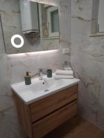 Kúpeľňa v ubytovaní Apartment Pag 6412c