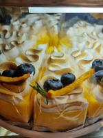 Una bandeja de pasteles con arándanos encima. en Loom Cafe Banrai ลูมคาเฟ่บ้านไร่, en Ban Sanam