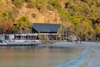 雅尼克拉Ahama的水体旁的建筑物