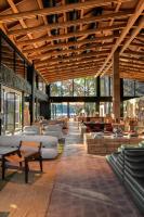 雅尼克拉Ahama的一间大房间,位于一座建筑中,配有沙发和桌子