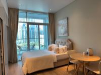 Ein Bett oder Betten in einem Zimmer der Unterkunft STUDIO ONE Stunning Marina View - TIE Hotels &amp; Resorts