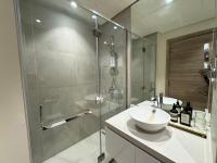 Ein Badezimmer in der Unterkunft STUDIO ONE Stunning Marina View - TIE Hotels &amp; Resorts
