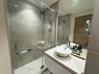 Ein Badezimmer in der Unterkunft STUDIO ONE Stunning Marina View - TIE Hotels &amp; Resorts