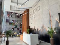 eine Lobby eines Ladens mit einem Schild an der Wand in der Unterkunft STUDIO ONE Stunning Marina View - TIE Hotels &amp; Resorts in Dubai