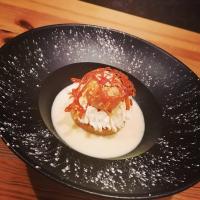 Un plato negro con un postre sobre una mesa. en Logis Hotel Gai Soleil, en Samoëns