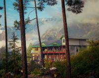 una casa en medio de un bosque de árboles en Chalo Chhalal Hotel & Cafe, en Kasol