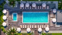 eine Draufsicht auf einen Swimmingpool mit Sonnenschirmen in der Unterkunft Otonomus Hotel Las Vegas in Las Vegas