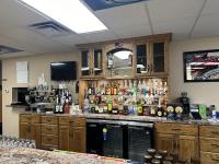 un bar con molte bottiglie di alcol di Selby Motel a Selby