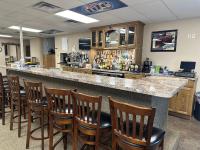 un bar con una fila di sedie intorno di Selby Motel a Selby