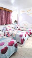 Postel nebo postele na pokoji v ubytování Hostal La Rosa