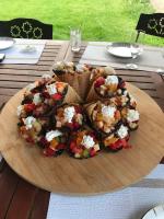 un plato de comida en una mesa de madera en La Cachette d'Oona, en Saint-Jean-de-Monts