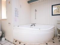 Koupelna v ubytování 14 person holiday home in Ulfborg