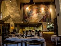 um restaurante com mesas e cadeiras e um quadro na parede em Loft de Lujo en Torre Punta Mayor frente a Plaza Mayor en León Gto em Miravalle