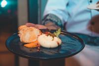 a plate of food on a blue plate at Caminho das Nuvens - Cabanas de Montanha in Bom Retiro