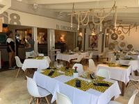 拉斯特拉纳斯La Dolce Vita Beachfront Apt 2的有白色桌子和白色椅子的餐厅