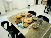 Una mesa de madera con cuencos de comida encima. en HOTEl EUPHORIA AIRPORT Zone, en Hyderabad
