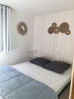 Posteľ alebo postele v izbe v ubytovaní Camping Domaine des Iscles