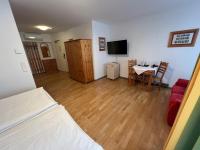 A television and/or entertainment centre at Hotel Caroline