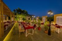 um restaurante com mesas e cadeiras e uma luz de rua em J Startup House, Jaipur - C Scheme em Jaipur